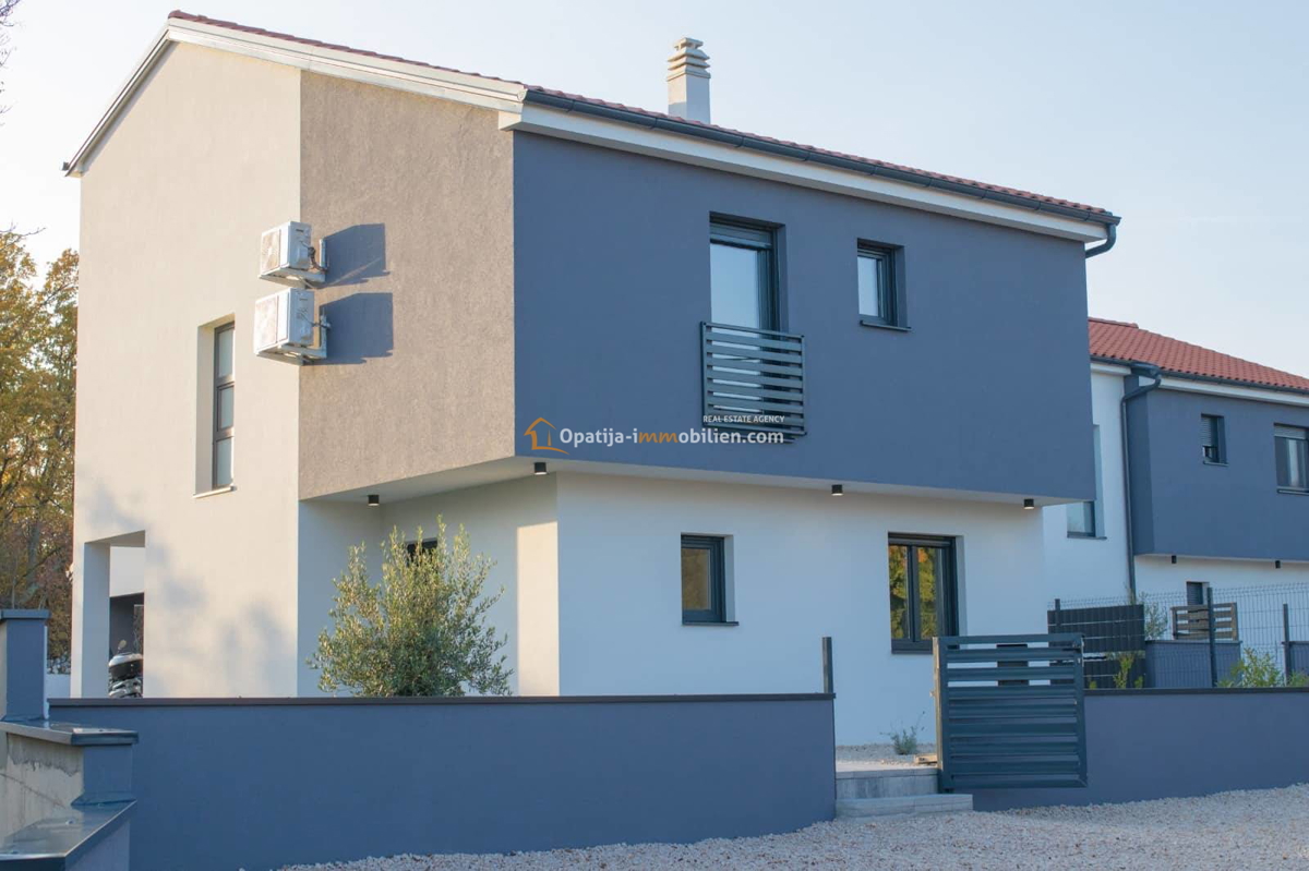 NUOVA LUSSUOSA VILLA CON PISCINA 160 M2