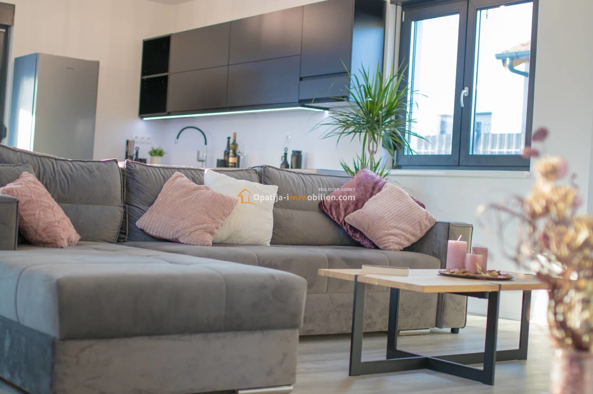 NUOVA LUSSUOSA VILLA CON PISCINA 160 M2