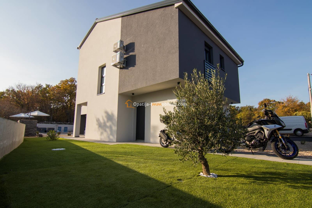 NUOVA LUSSUOSA VILLA CON PISCINA 160 M2