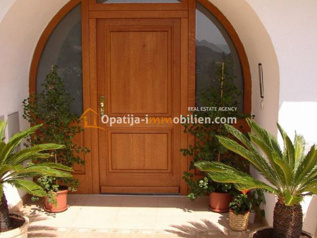 VILLA CON 6 APPARTAMENTI CON PISCINA-BAŠKA