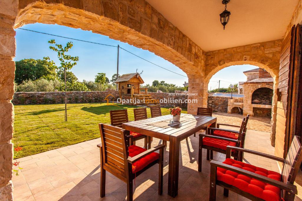 NUOVA VILLA IN PIETRA CON PISCINA-KRK
