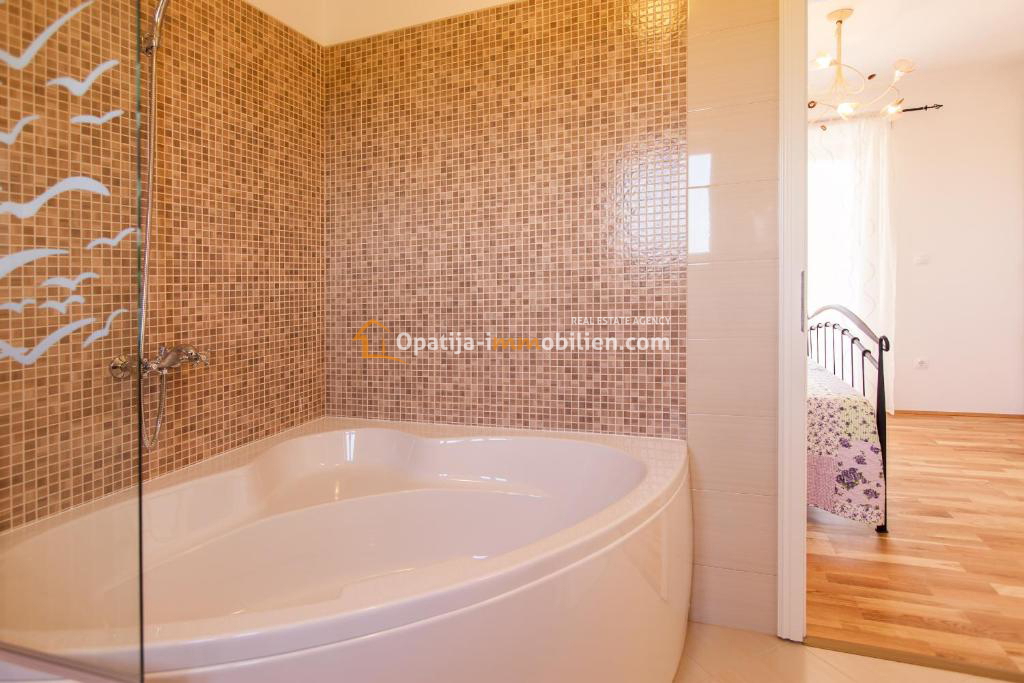 NUOVA VILLA IN PIETRA CON PISCINA-KRK
