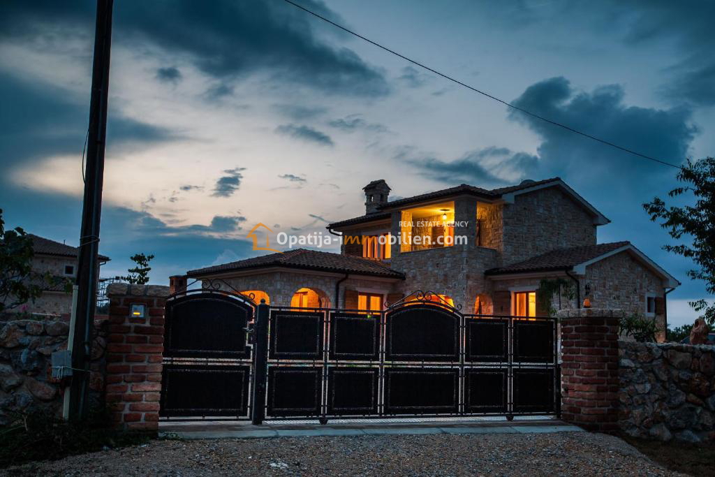 NUOVA VILLA IN PIETRA CON PISCINA-KRK