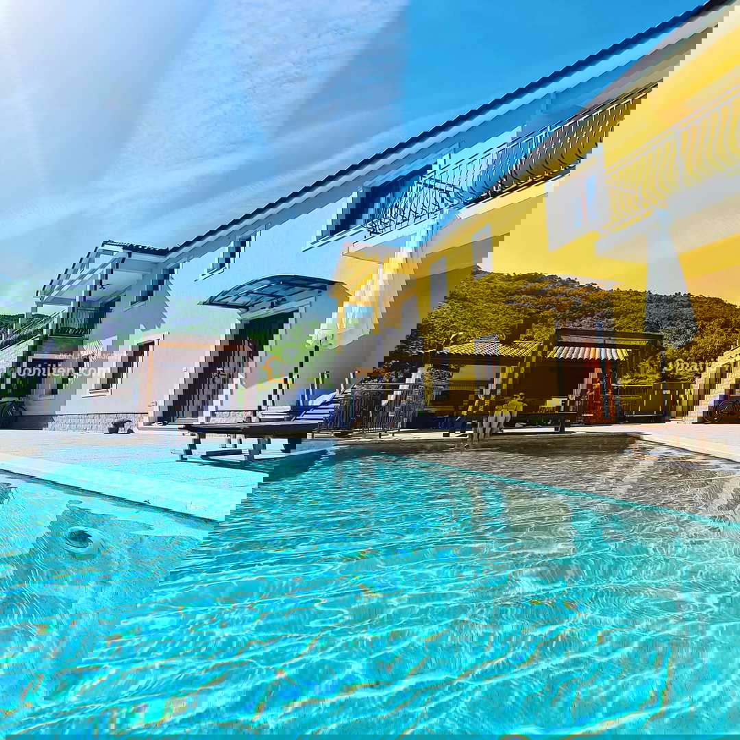 VILLA CON PISCINA E VISTA MARE