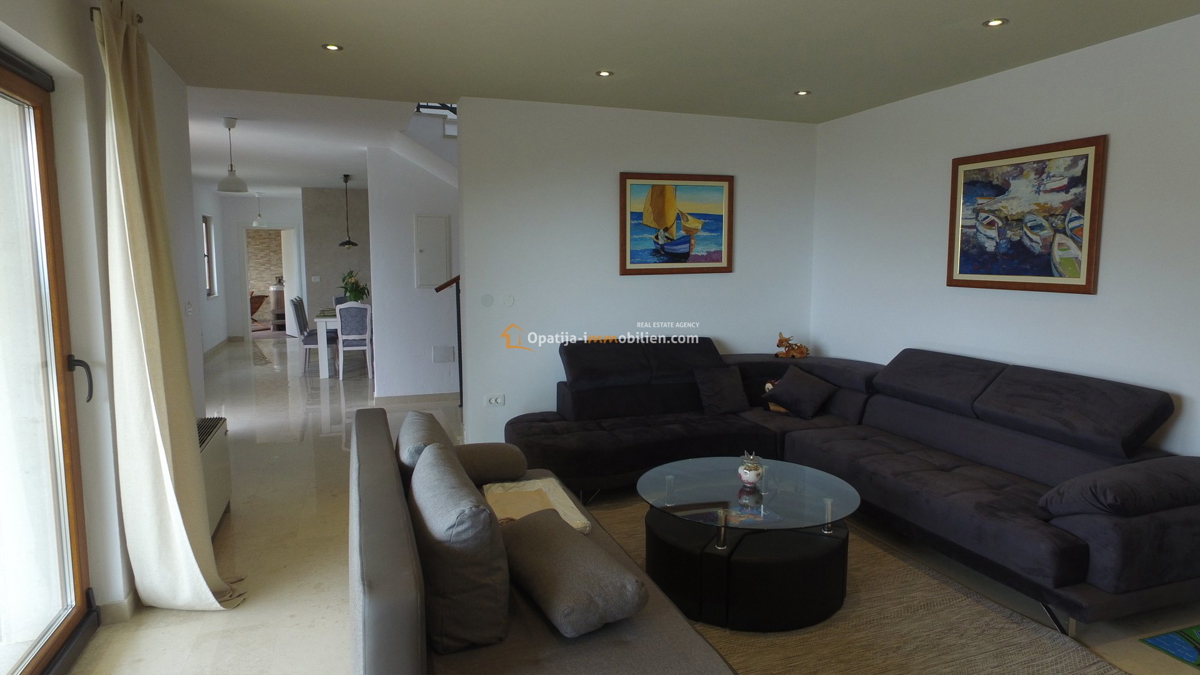 VILLA CON PISCINA E VISTA MARE