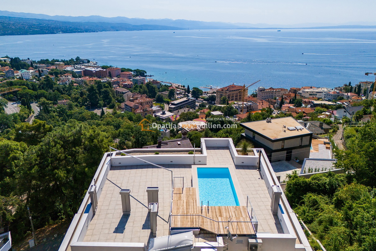 ATTICO CON PISCINA-OPATIJA