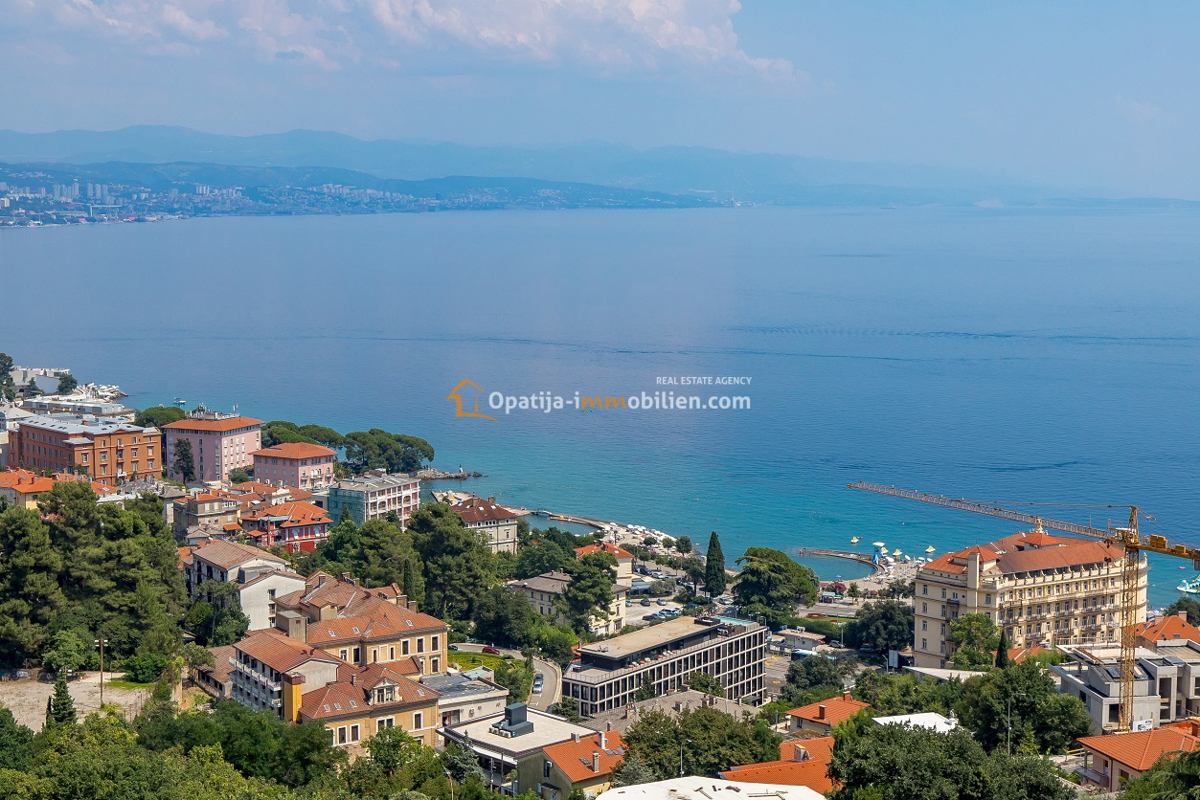 ATTICO CON PISCINA-OPATIJA