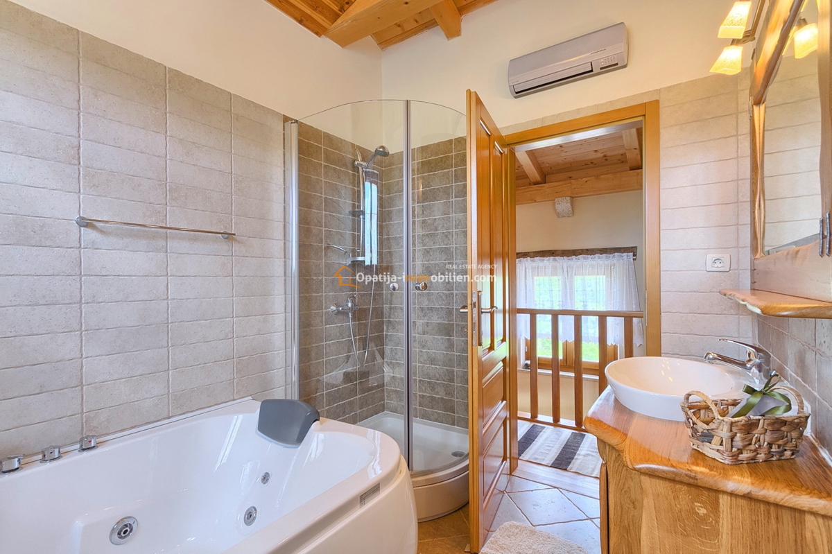 VILLA CON PISCINA 270 MQ - DINTORNI DI PAZINA - ISTRIA