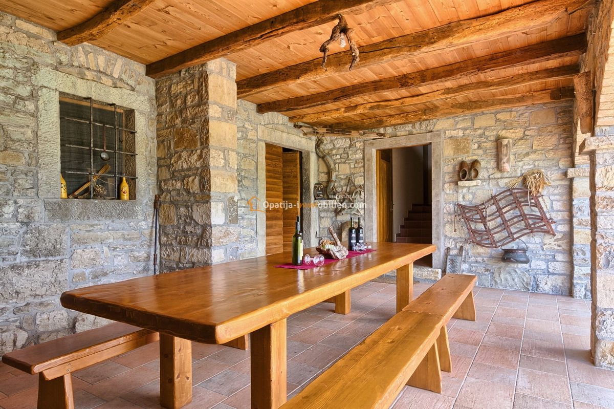 VILLA CON PISCINA 270 MQ - DINTORNI DI PAZINA - ISTRIA
