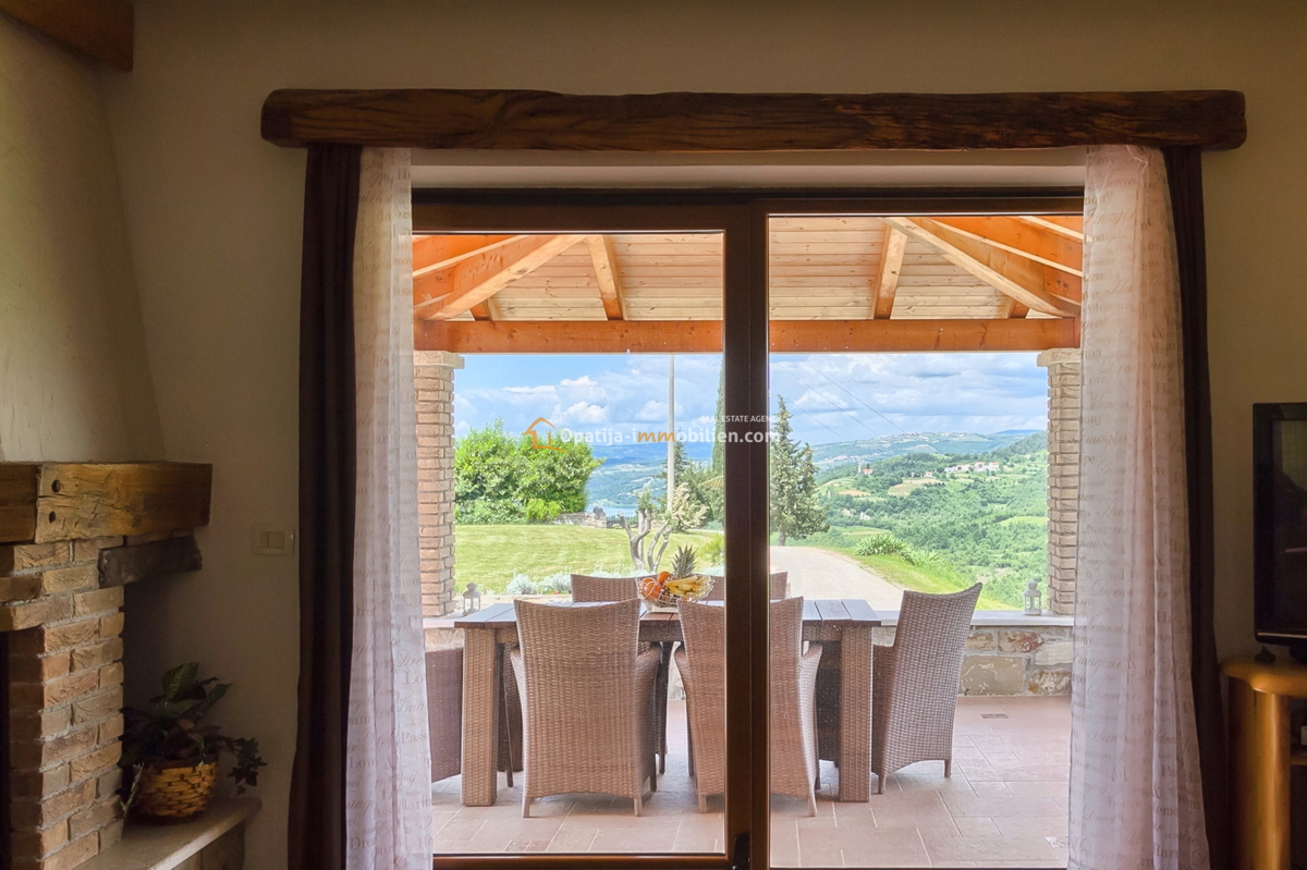 VILLA CON PISCINA 270 MQ - DINTORNI DI PAZINA - ISTRIA