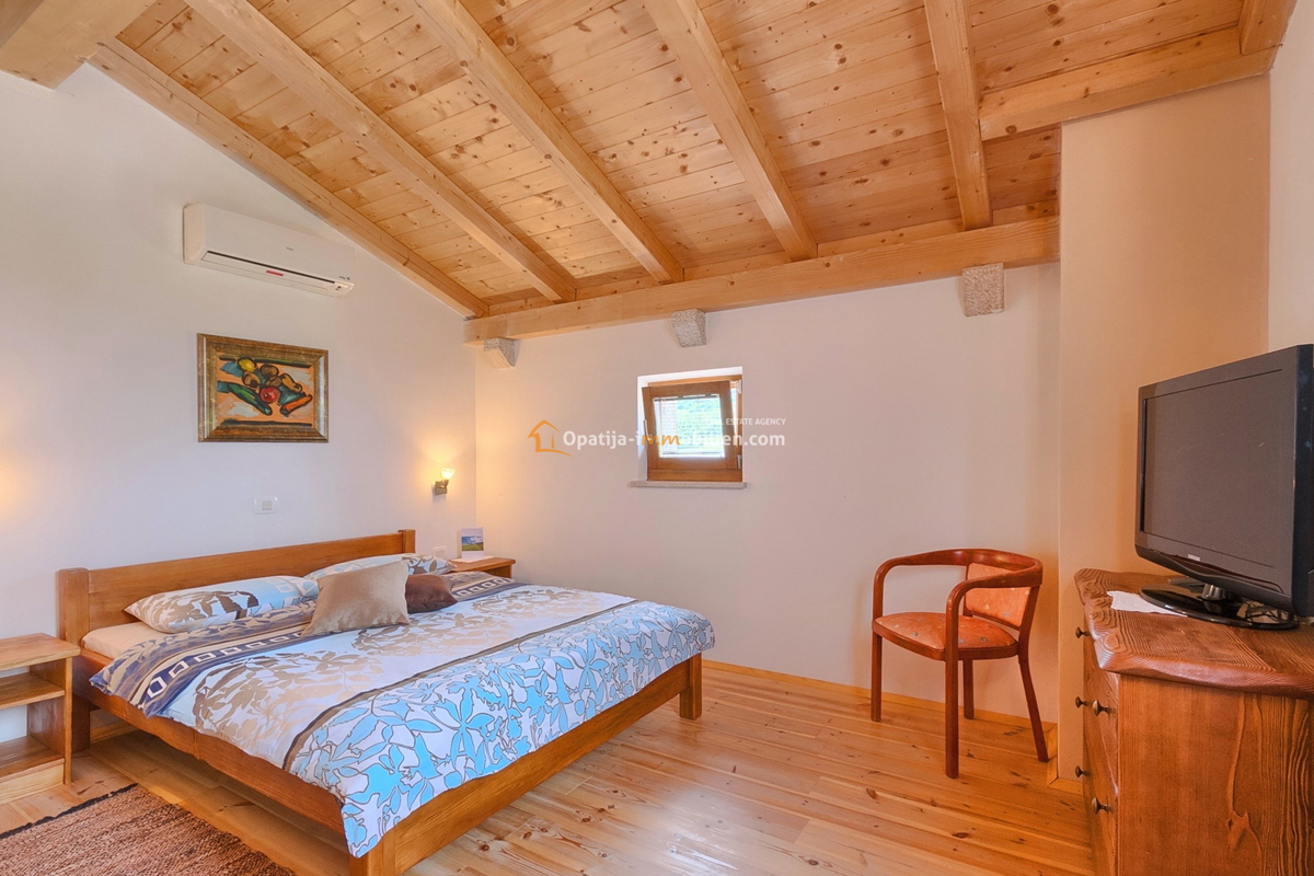 VILLA CON PISCINA 270 MQ - DINTORNI DI PAZINA - ISTRIA