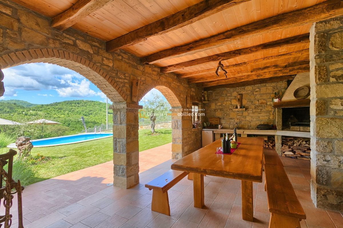 VILLA CON PISCINA 270 MQ - DINTORNI DI PAZINA - ISTRIA