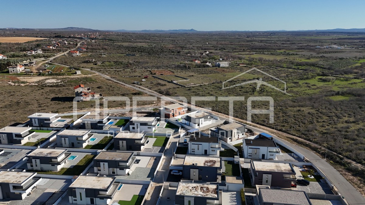 Zemunik G. – Terreno edificabile di 1.669 m², possibilità di frazionamento