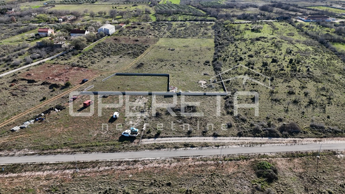 Zemunik G. – Terreno edificabile di 1.669 m², possibilità di frazionamento