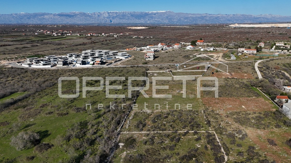 Zemunik G. – Terreno edificabile di 1.669 m², possibilità di frazionamento