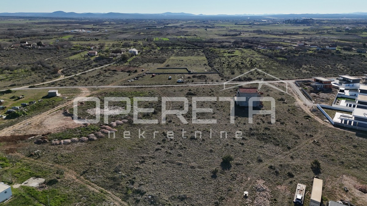 Zemunik G. – Terreno edificabile di 1.669 m², possibilità di frazionamento