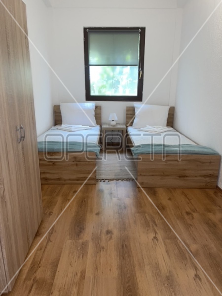 Istria, Ližnjan, appartamento al piano terra, 3 camere, giardino e piscina comuni