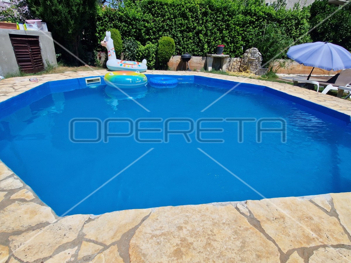 Istria, Ližnjan, appartamento al piano terra, 3 camere, giardino e piscina comuni