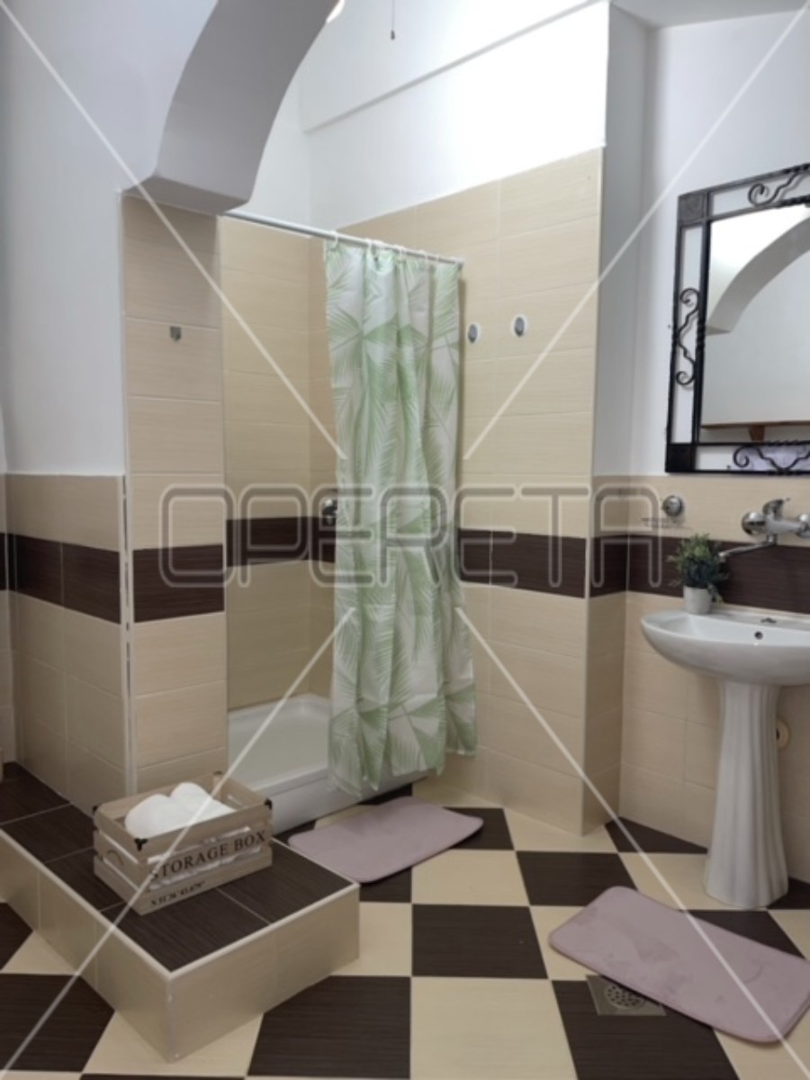 Istria, Ližnjan, appartamento al piano terra, 3 camere, giardino e piscina comuni