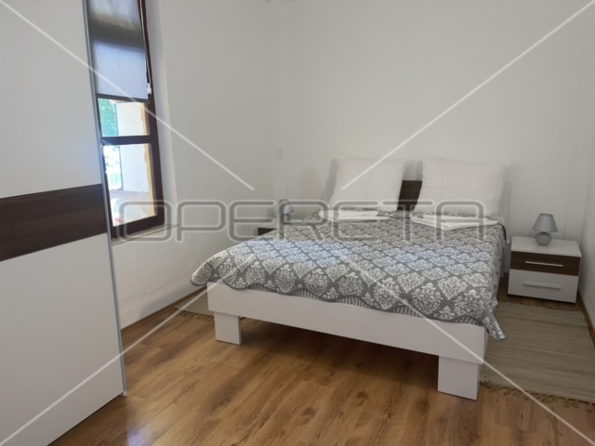 Istria, Ližnjan, appartamento al piano terra, 3 camere, giardino e piscina comuni