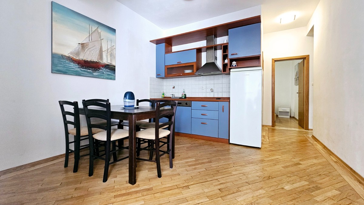 Novalja – Appartamento trilocale di 80 m² al piano terra con terrazza, a 500 m dal mare