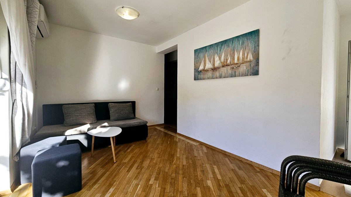 Novalja – Appartamento trilocale di 80 m² al piano terra con terrazza, a 500 m dal mare