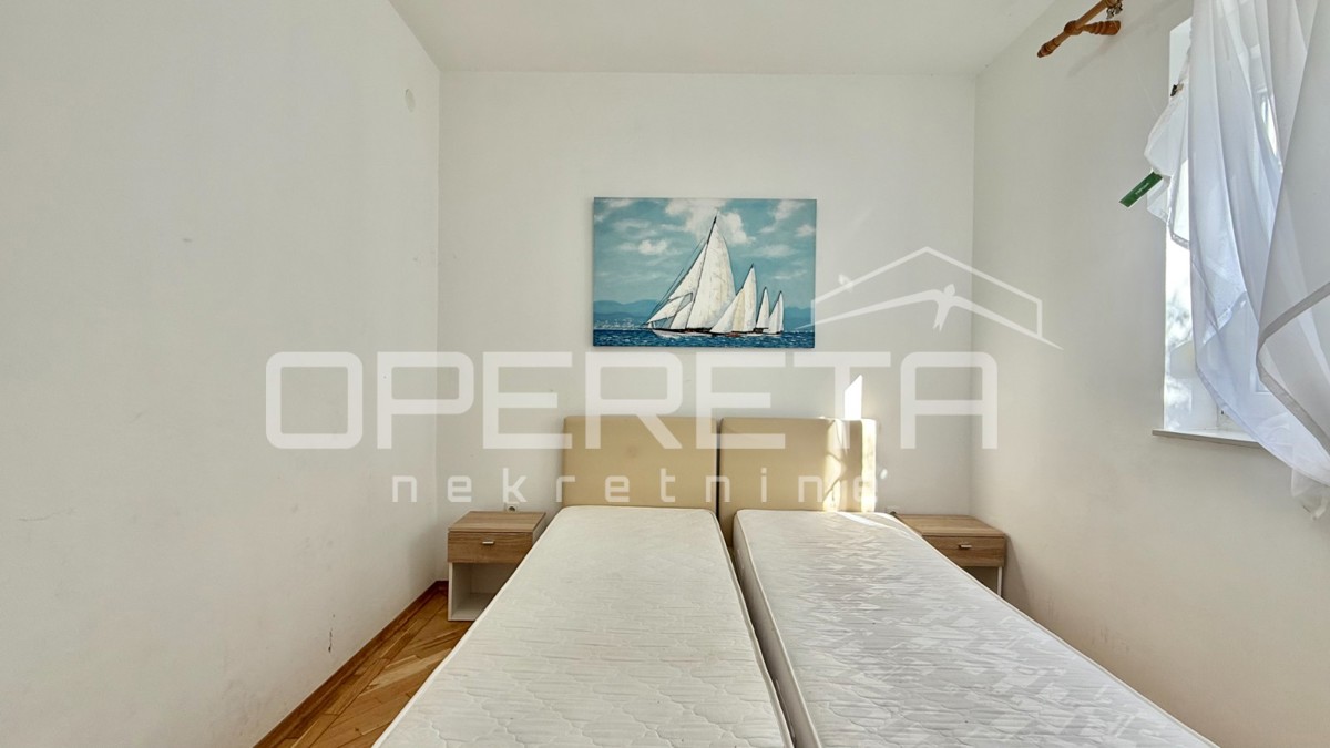 Novalja – Appartamento trilocale di 80 m² al piano terra con terrazza, a 500 m dal mare