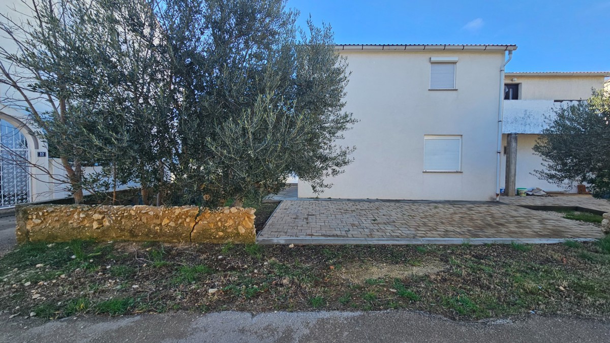 Novalja – Appartamento trilocale di 80 m² al piano terra con terrazza, a 500 m dal mare