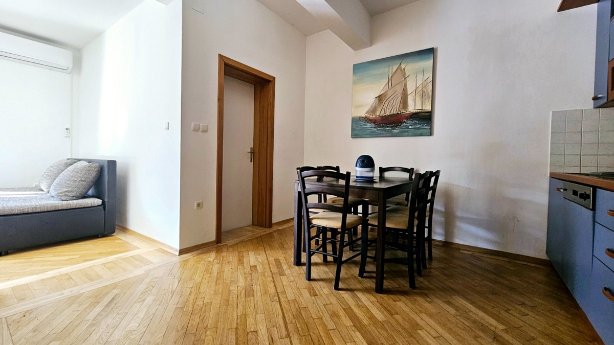 Novalja – Appartamento trilocale di 80 m² al piano terra con terrazza, a 500 m dal mare