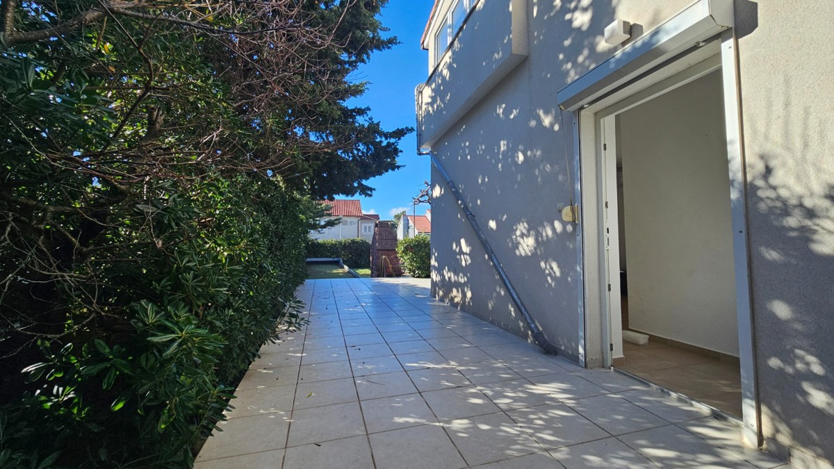 Novalja – Appartamento trilocale di 80 m² al piano terra con terrazza, a 500 m dal mare