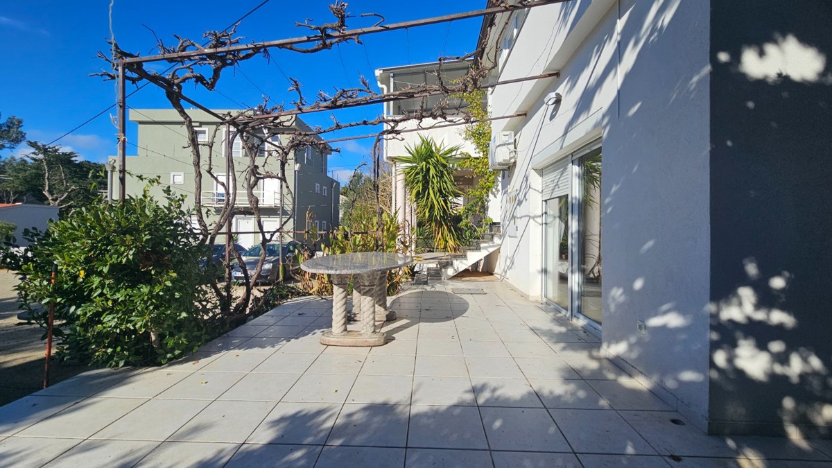 Novalja – Appartamento trilocale di 80 m² al piano terra con terrazza, a 500 m dal mare