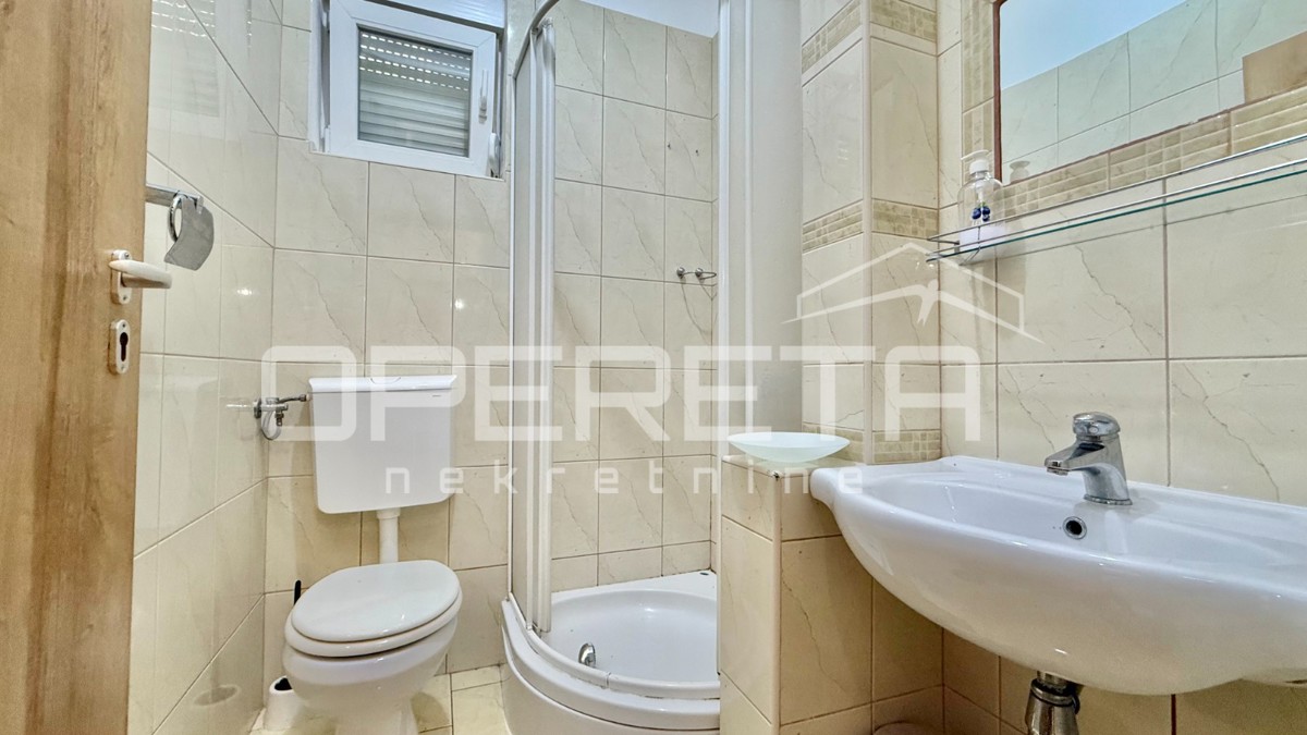 Novalja – Appartamento trilocale di 80 m² al piano terra con terrazza, a 500 m dal mare