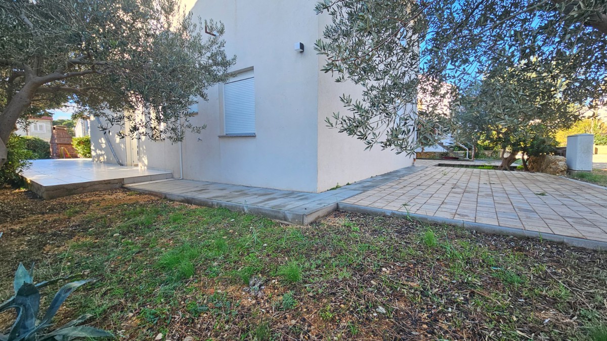 Novalja – Appartamento trilocale di 80 m² al piano terra con terrazza, a 500 m dal mare