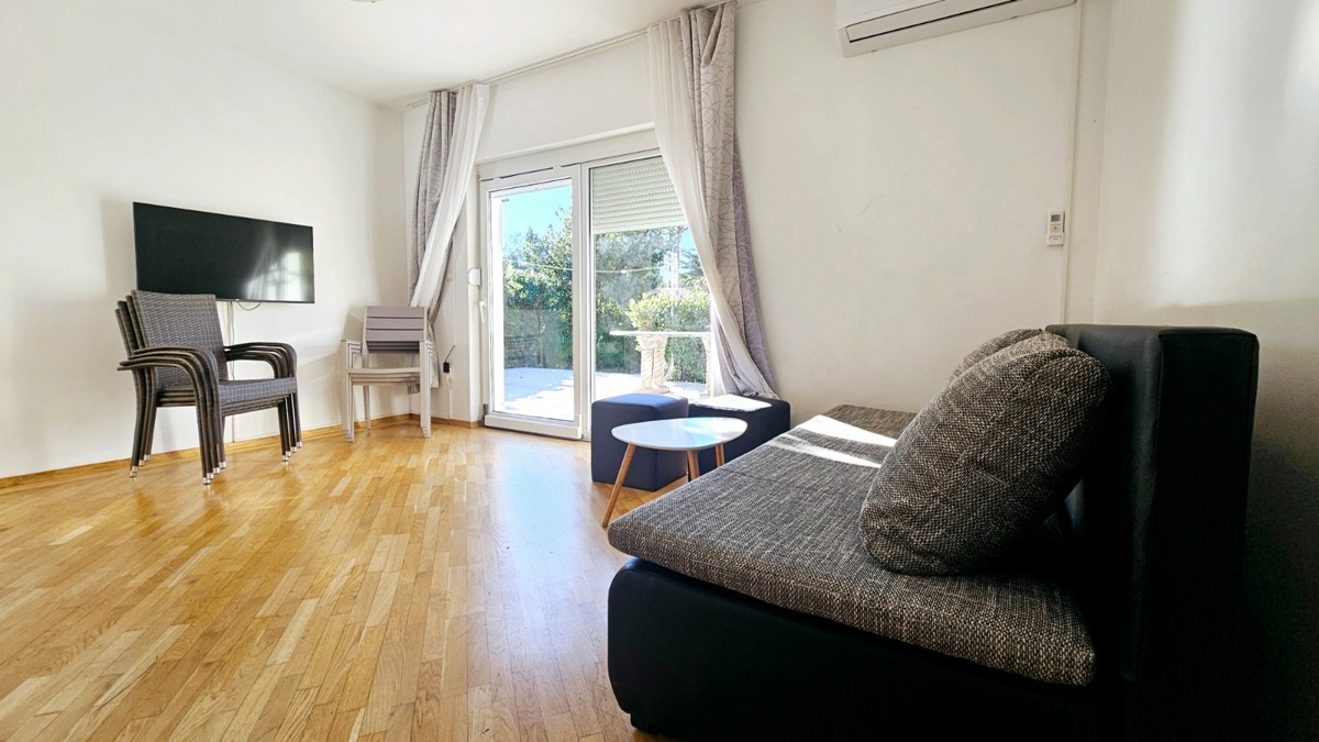 Novalja – Appartamento trilocale di 80 m² al piano terra con terrazza, a 500 m dal mare