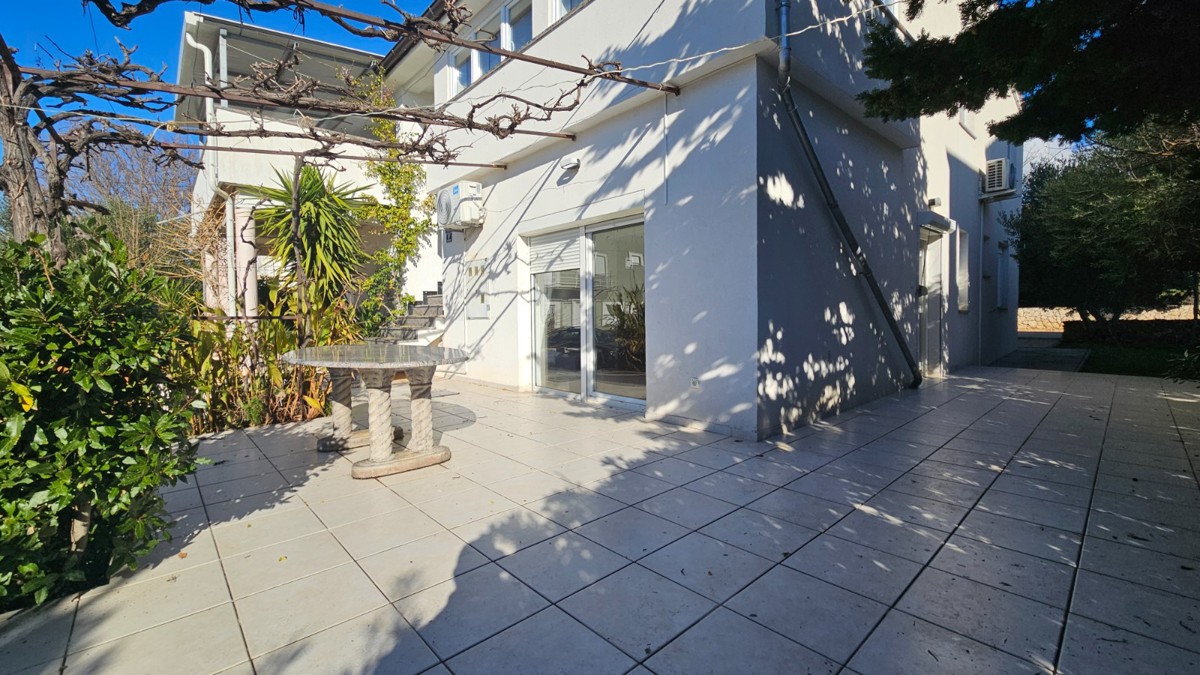 Novalja – Appartamento trilocale di 80 m² al piano terra con terrazza, a 500 m dal mare