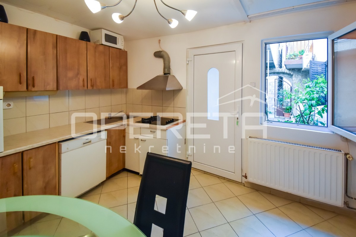 Casa a schiera nel centro storico, Kaštel Lukšić, 90 m2