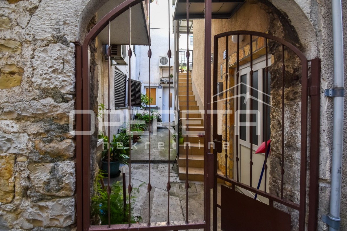 Casa a schiera nel centro storico, Kaštel Lukšić, 90 m2