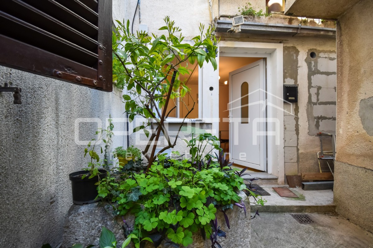 Casa a schiera nel centro storico, Kaštel Lukšić, 90 m2