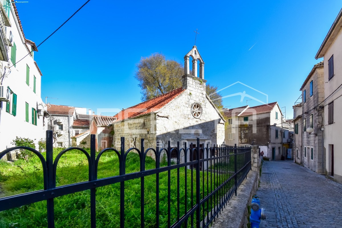 Casa a schiera nel centro storico, Kaštel Lukšić, 90 m2