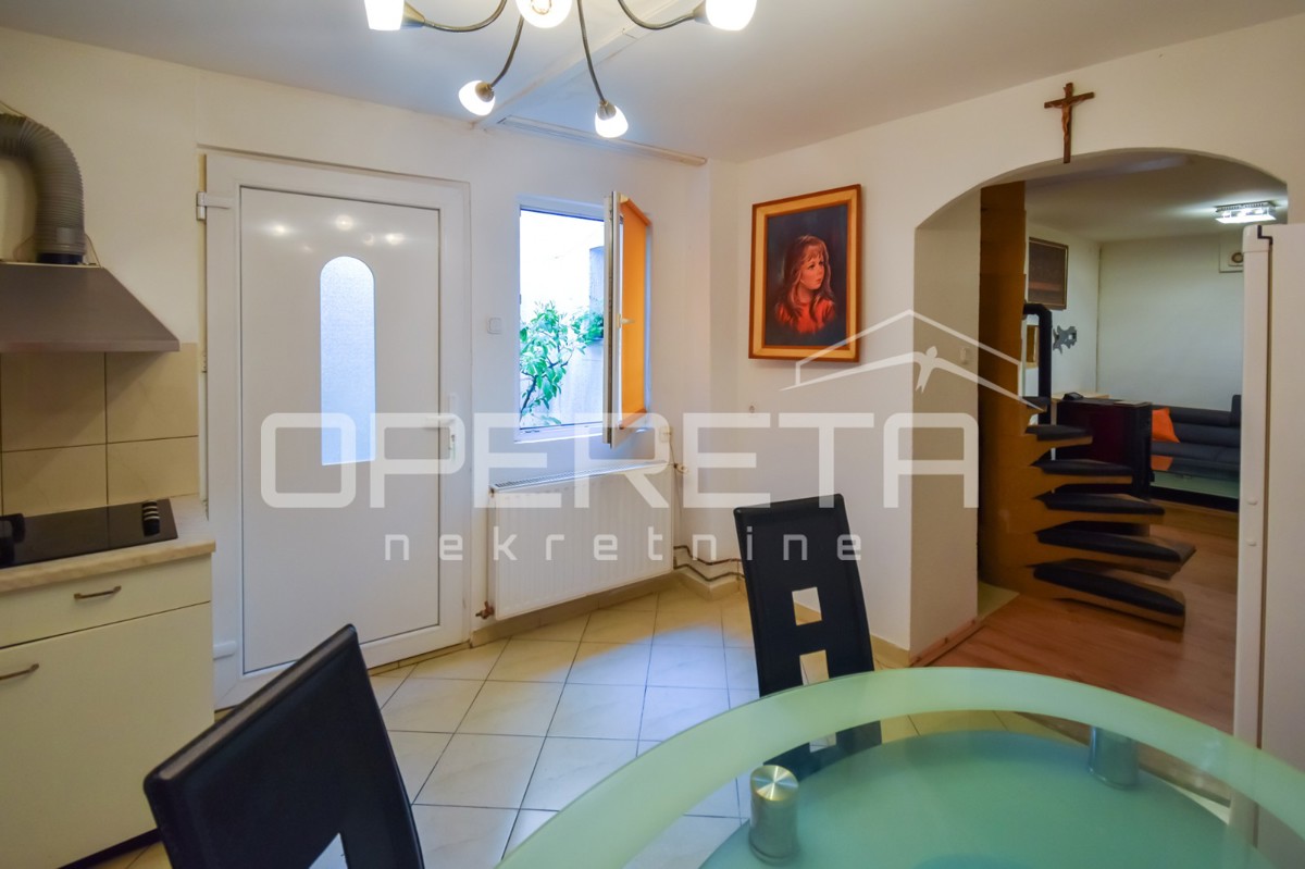 Casa a schiera nel centro storico, Kaštel Lukšić, 90 m2