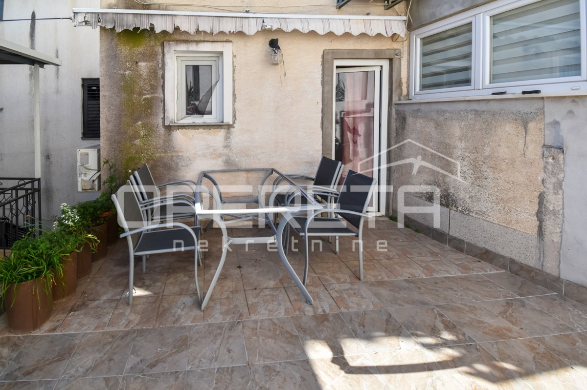 Casa a schiera nel centro storico, Kaštel Lukšić, 90 m2
