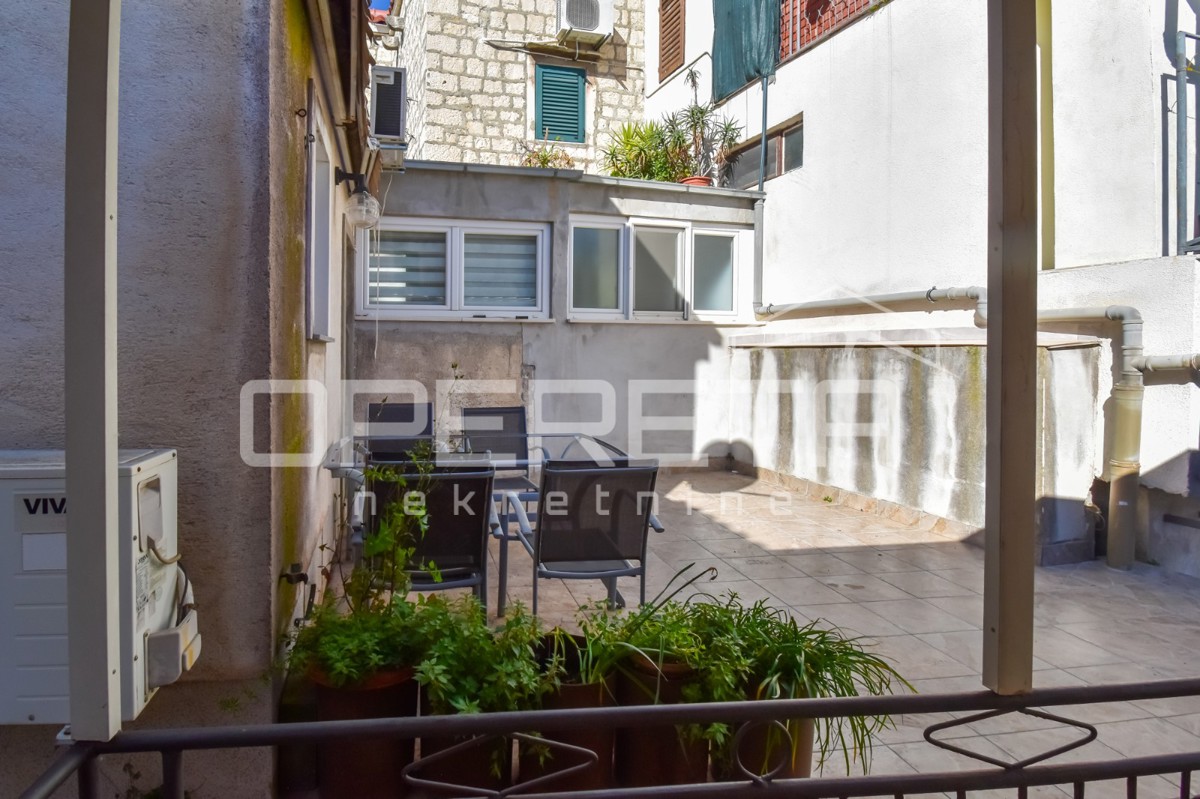 Casa a schiera nel centro storico, Kaštel Lukšić, 90 m2