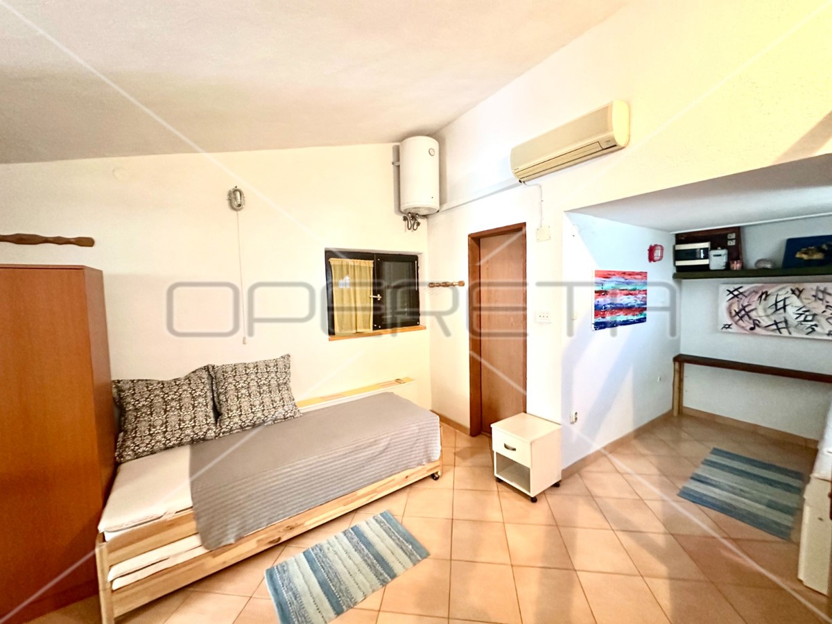 Casa con cantina e ampio cortile a Murter, 80,57 m2