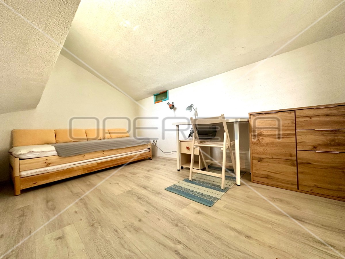 Casa con cantina e ampio cortile a Murter, 80,57 m2