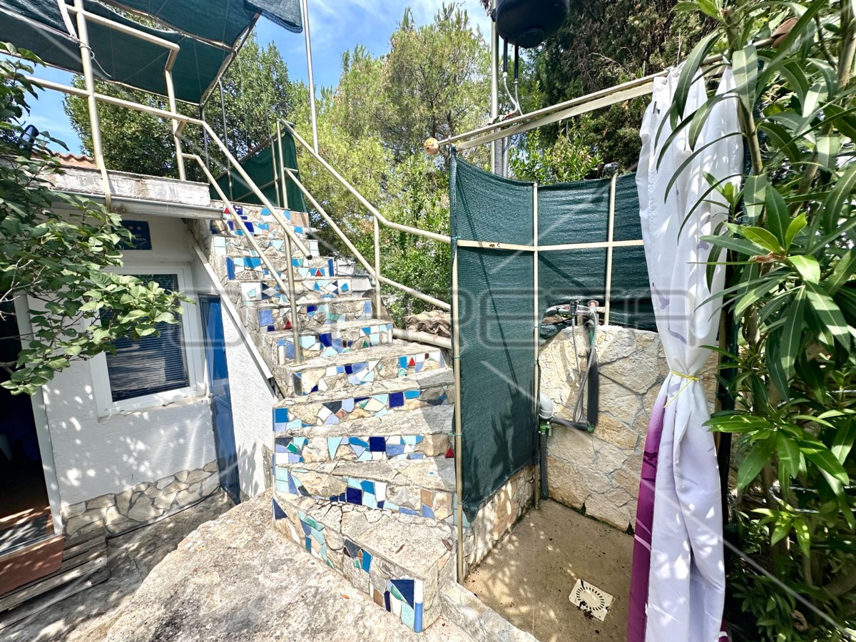 Casa con cantina e ampio cortile a Murter, 80,57 m2