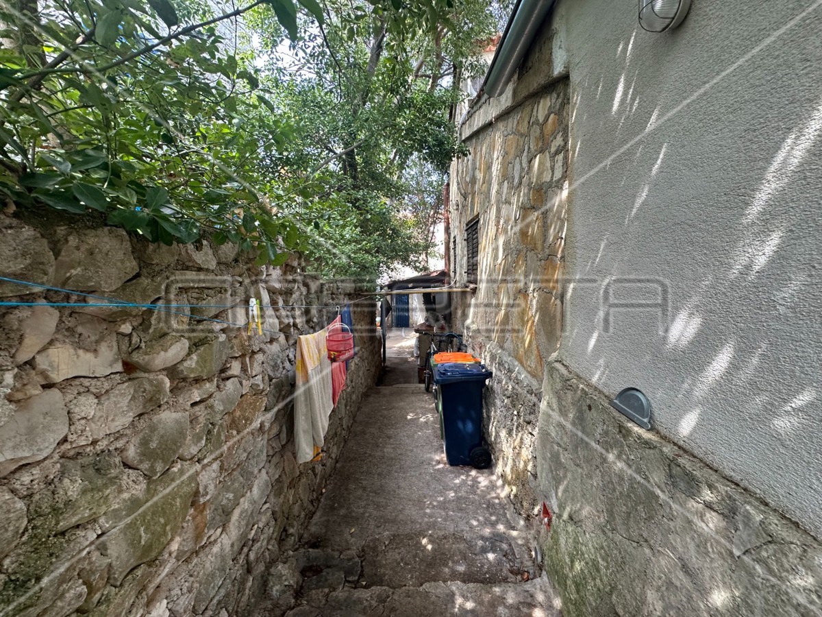 Casa con cantina e ampio cortile a Murter, 80,57 m2