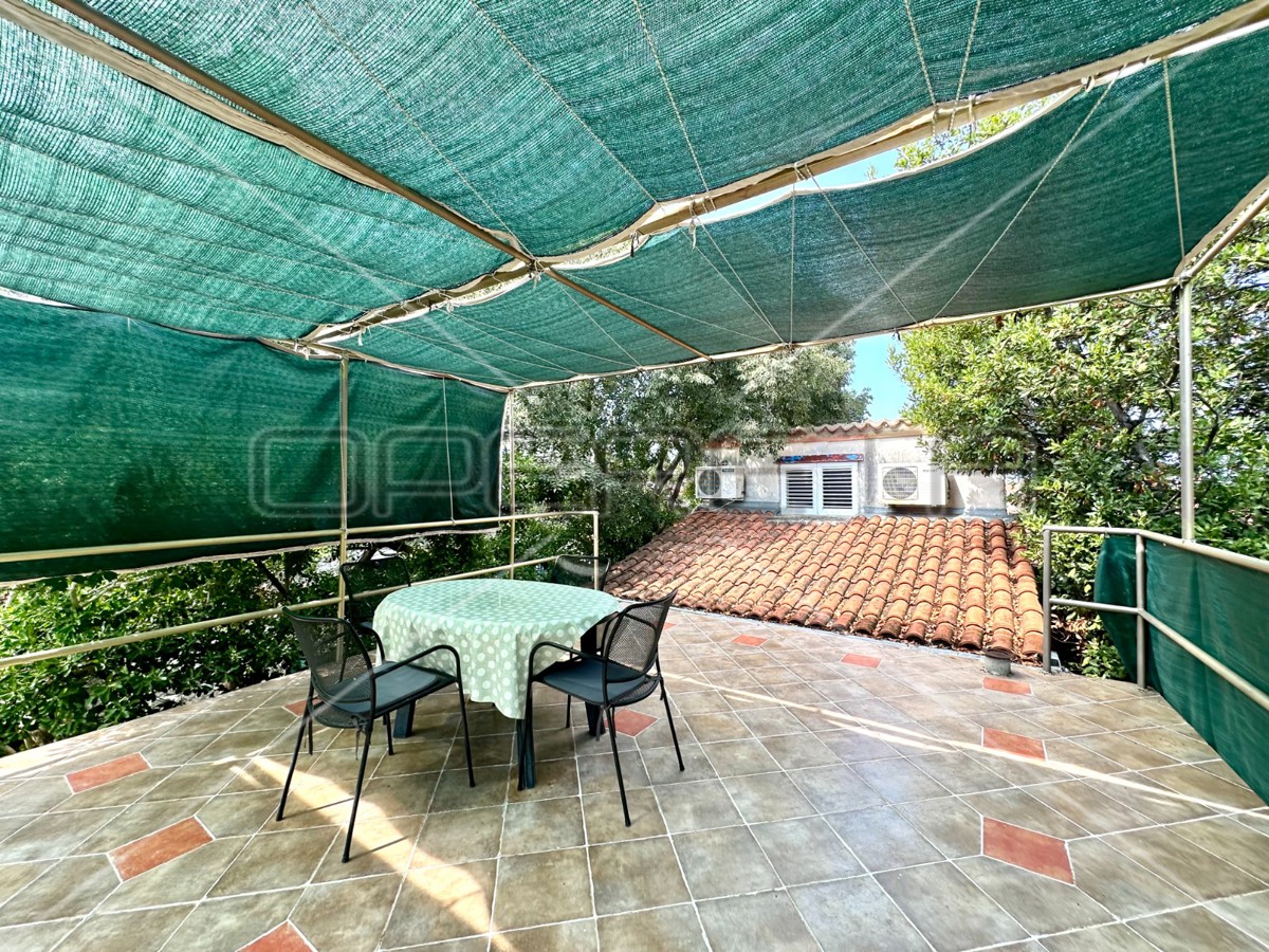 Casa con cantina e ampio cortile a Murter, 80,57 m2