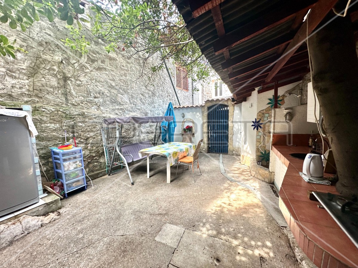 Casa con cantina e ampio cortile a Murter, 80,57 m2