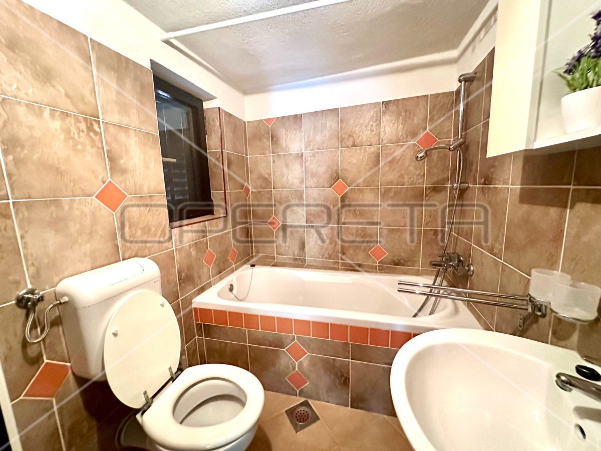 Casa con cantina e ampio cortile a Murter, 80,57 m2