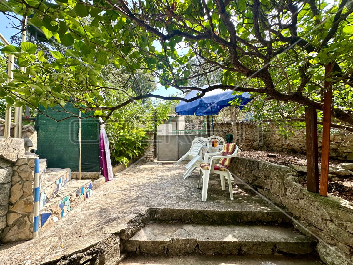 Casa con cantina e ampio cortile a Murter, 80,57 m2